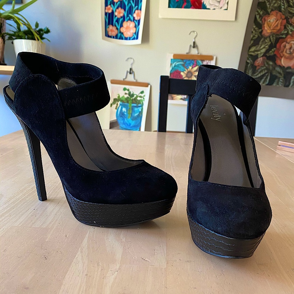 Levity platform heels/pumps size 6.5